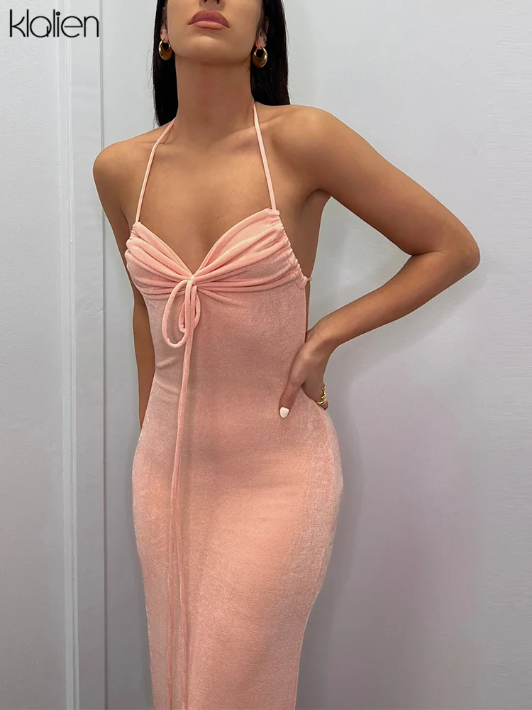 

Женское летнее платье-макси на бретельках с открытой спиной