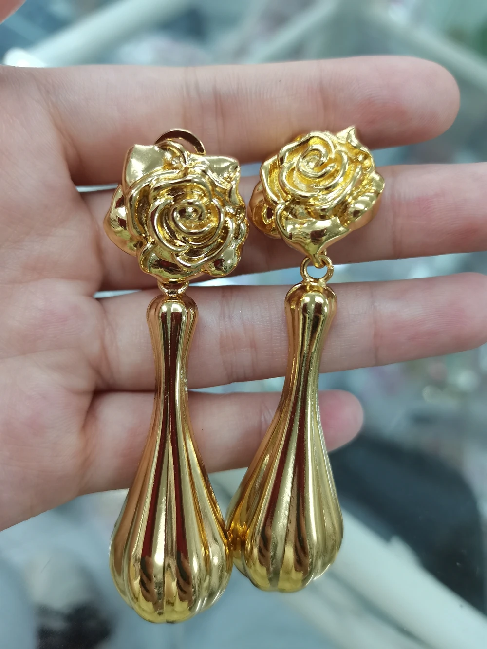 

Ladies Earrings Fashion Dubai Gold Color Stud Earrings 2022 Turkish Jewelry for Women Drop Earring Trend Sexy Party Queen