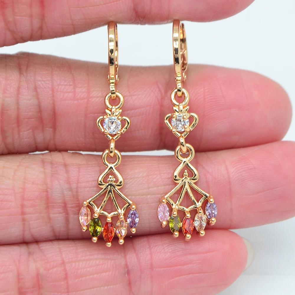 Женские серьги-подвески золотого цвета с фианитом
