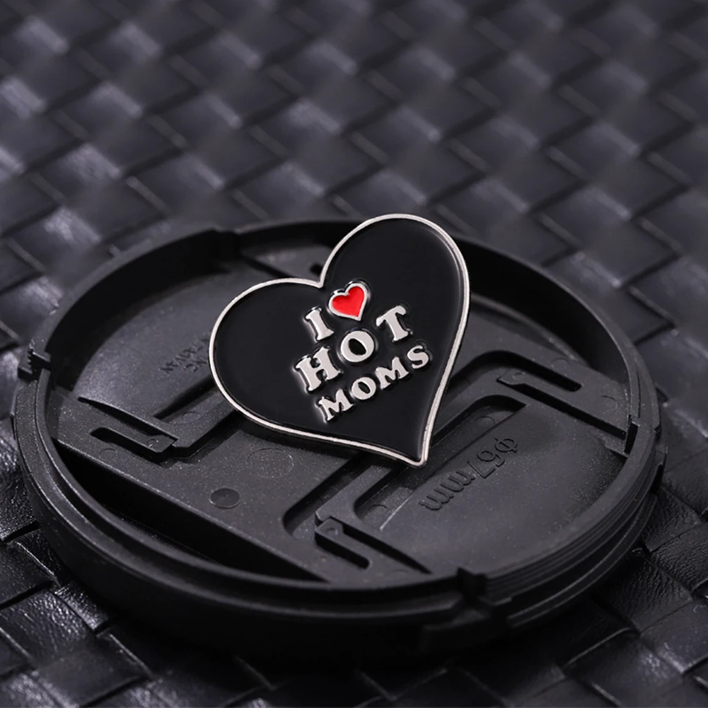 

I Love Hot Moms Enamel Pins Hip-Hop Style Simple Heart Shape Brooches Lapel Badges Funny Mother's Day Jewelry Gift For Womans