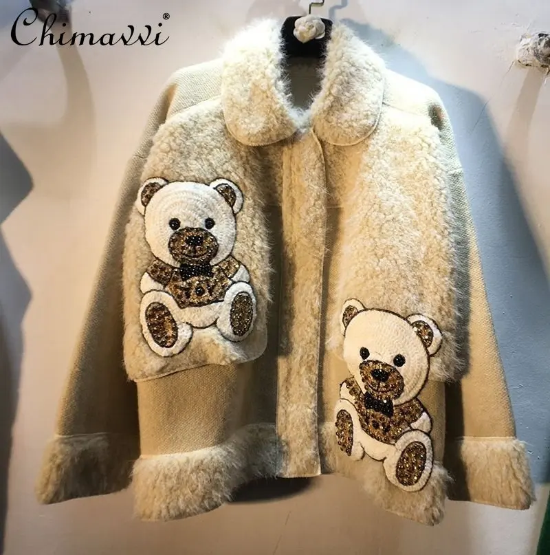 

2022 Autumn Winter New Knitted Stitching Lamb Wool Coat Women's Exquisite Rhinestone Beaded Bear Patch Lapel Long Sleeve Jacket
