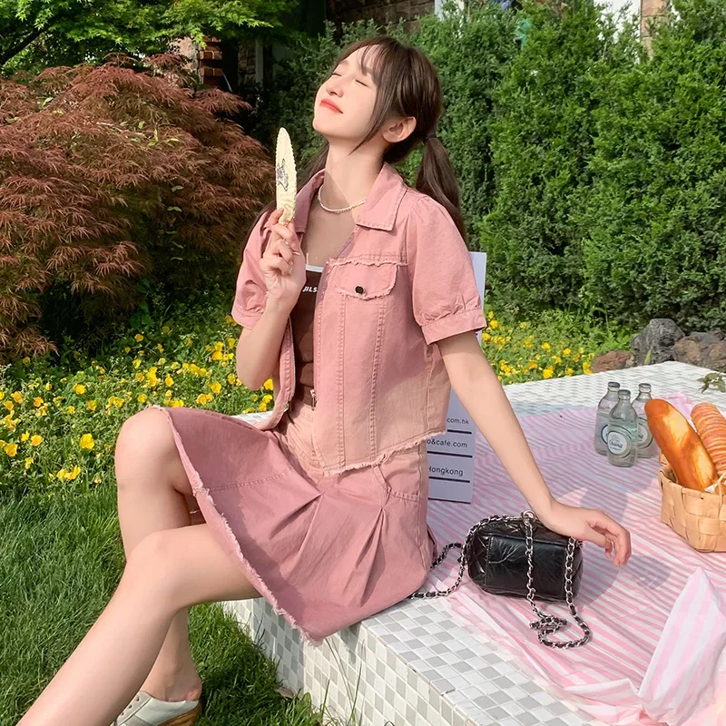 Укороченный джинсовый топ средней длины юбка трапециевидной формы с высокой