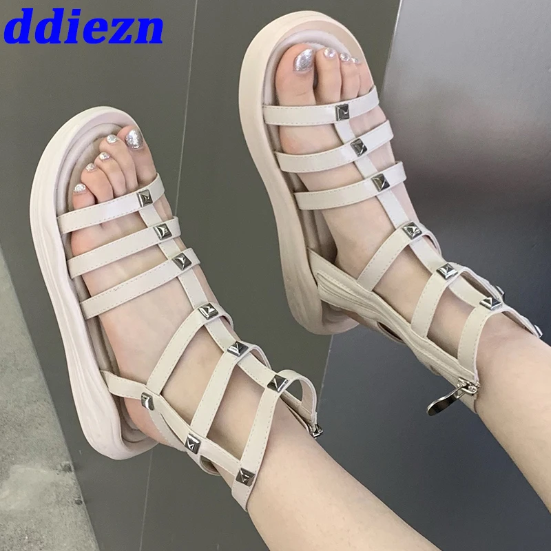 

Женские летние сандалии-гладиаторы с заклепками на молнии