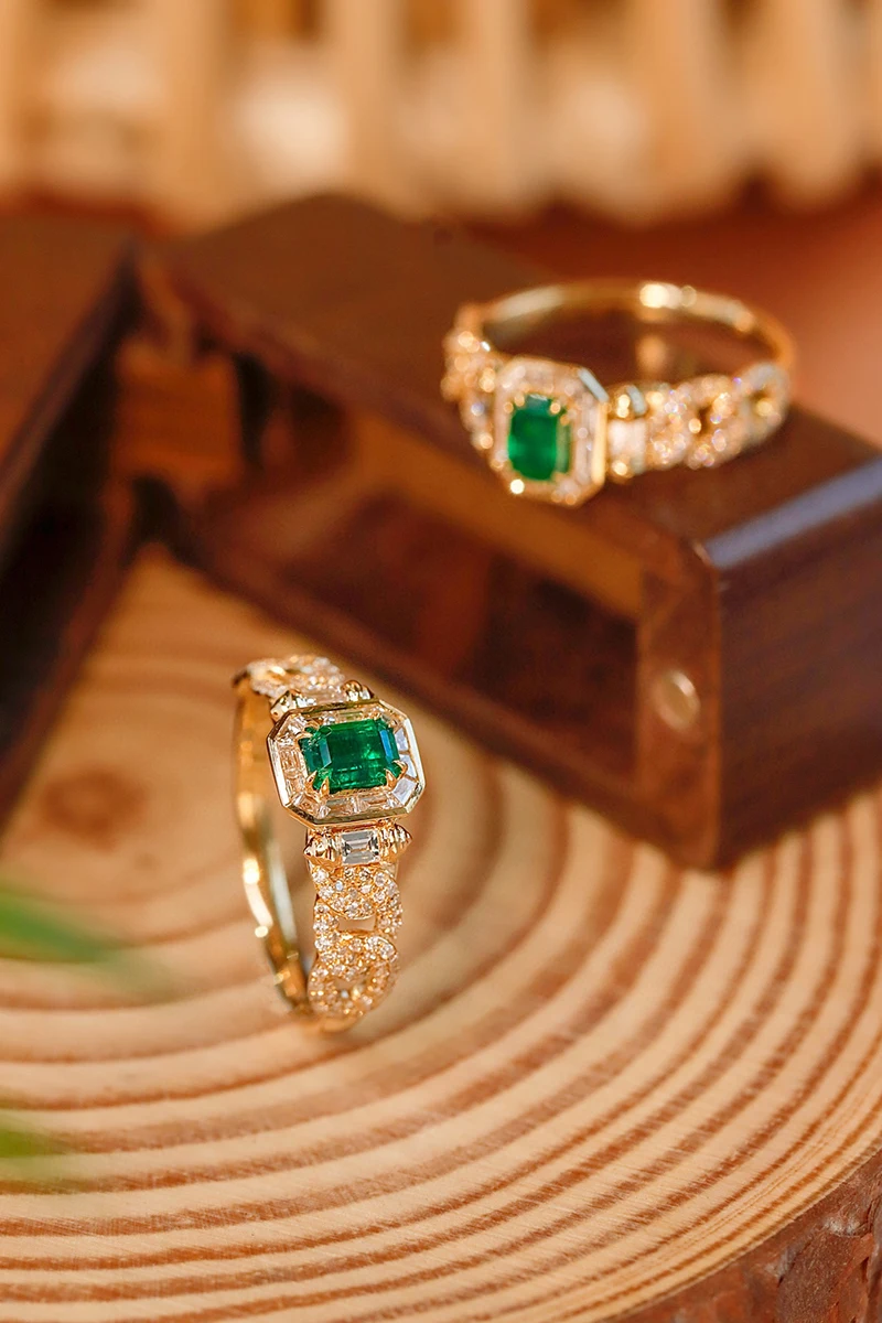 Рисунок 4 - Женское кольцо из желтого золота с изумрудом