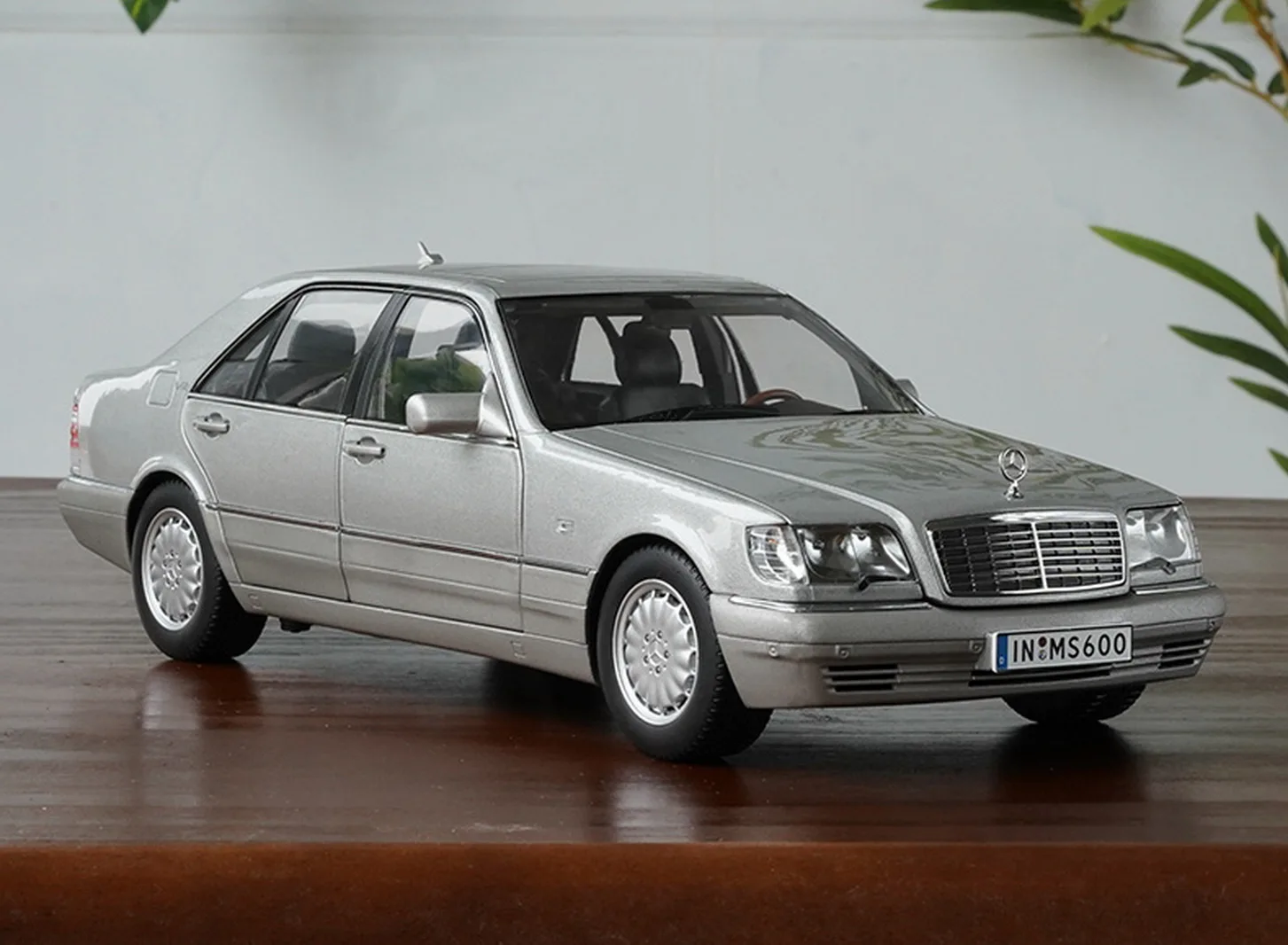 

Модель автомобиля из серебра 1/18 пробы, S600 W140