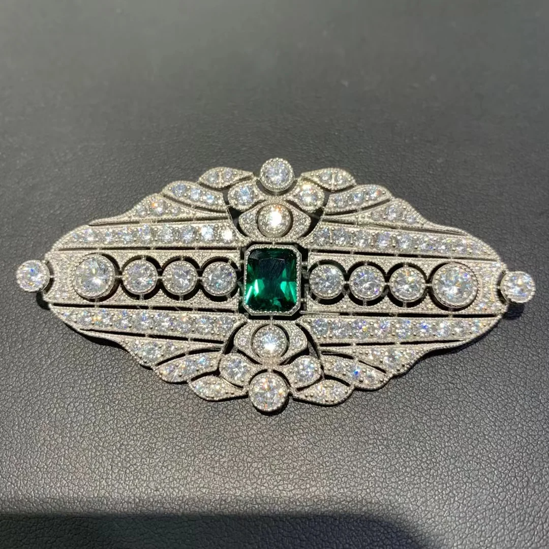 Брошь из серебра 925 пробы с фианитами 72 х35 мм