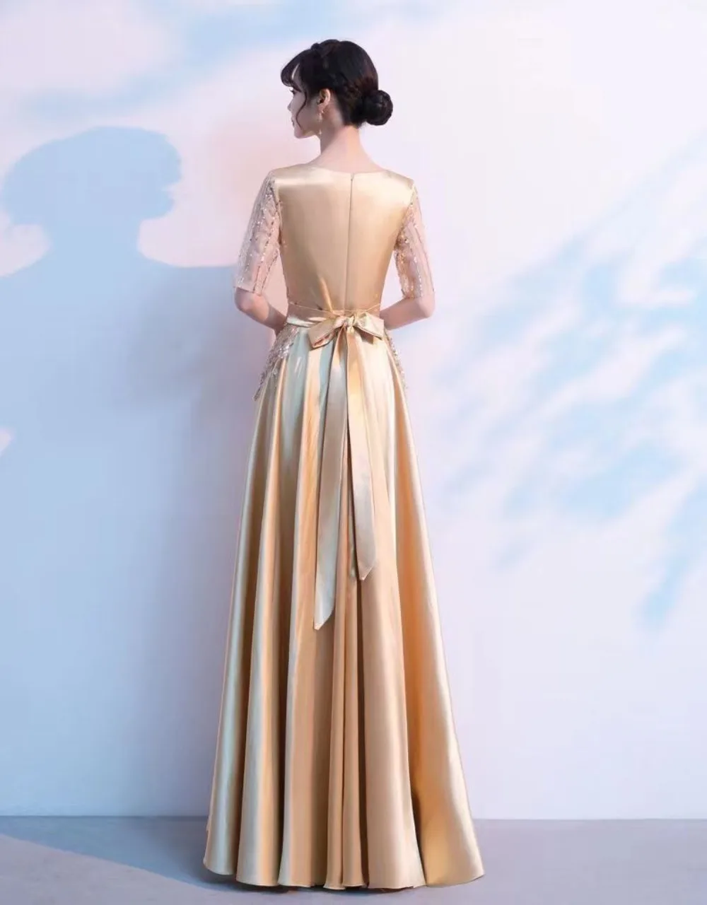 Красно-желтое атласное платье с рукавом до локтя