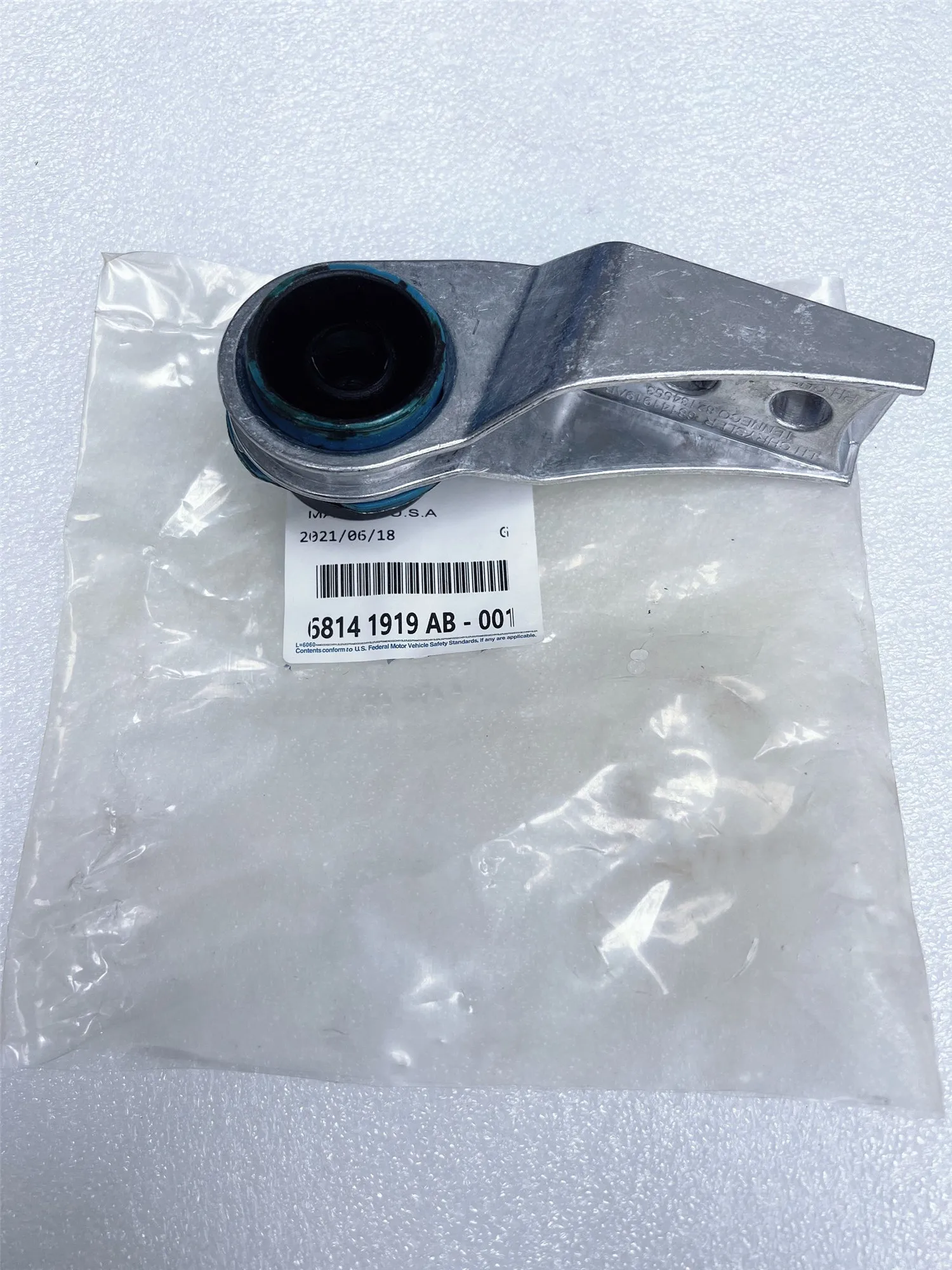 

Exhaust Pipe lifting lug Bracket Assembly 68141919AB 68141918AB 68185869AB 53318243 53318243AA For Chrysler Free Light KL K4 2.0