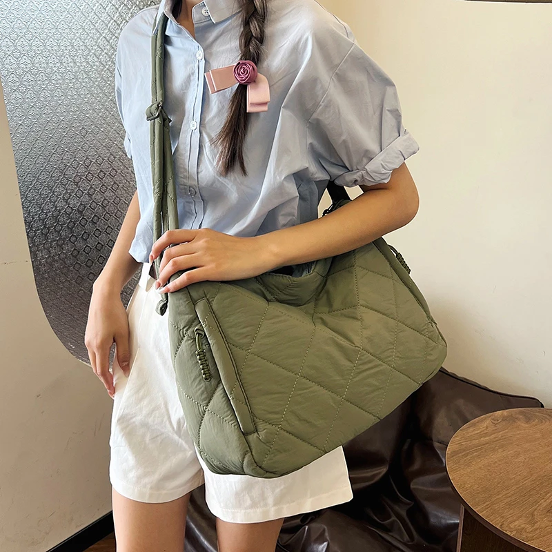 Вместительная тканевая сумка-тоут через плечо для женщин дизайнерская стеганая