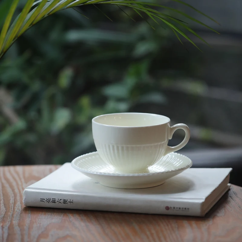 

Ins Hot Retro French Style Ceramic Coffee Mug and Plate Set Cappucino Latte Luxury Deisgner Personalized Cup and Saucer 240ml