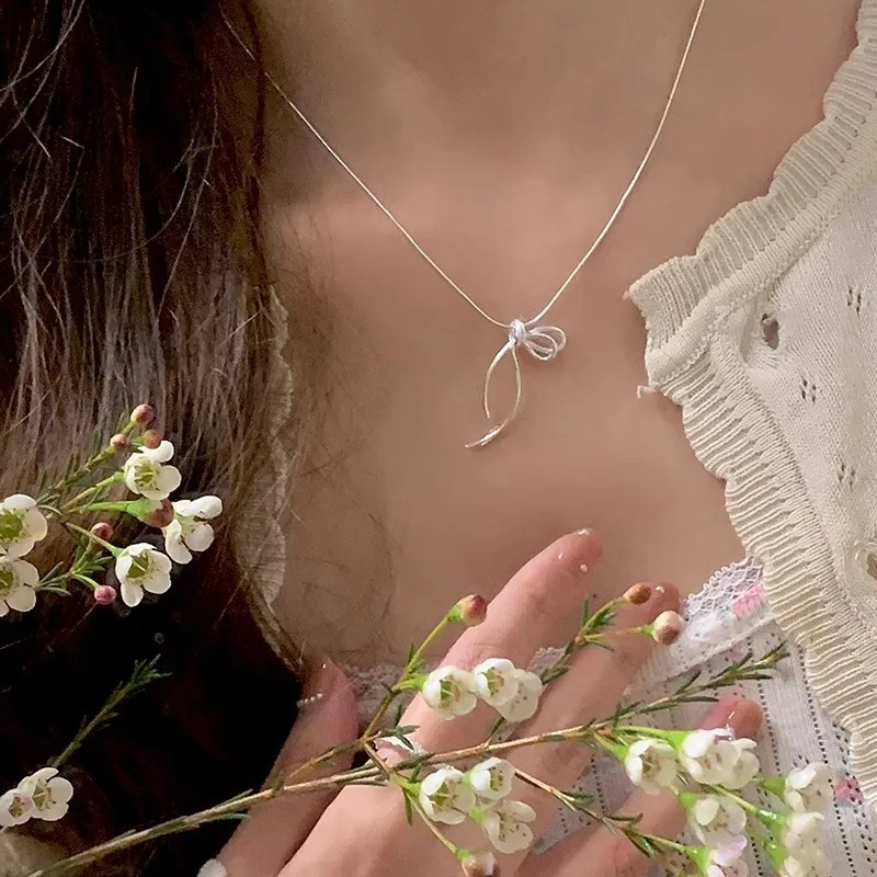 Женское колье из серебра 925 пробы с бантом