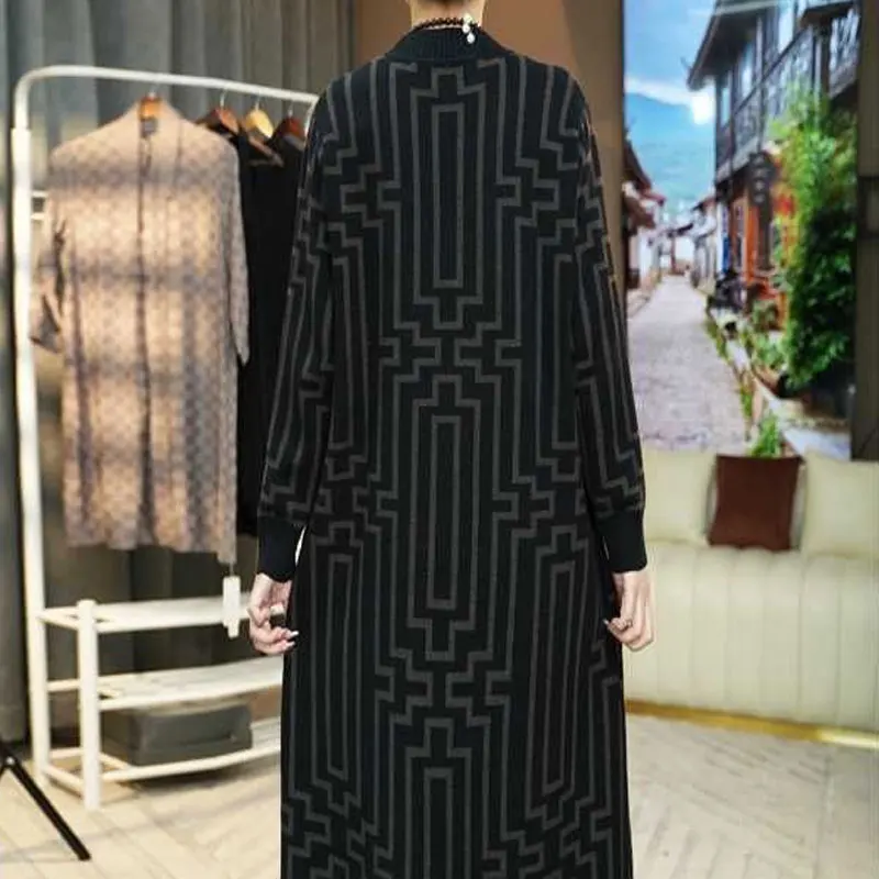 Платье женское трикотажное ТРАПЕЦИЕВИДНОЕ с геометрическим принтом на