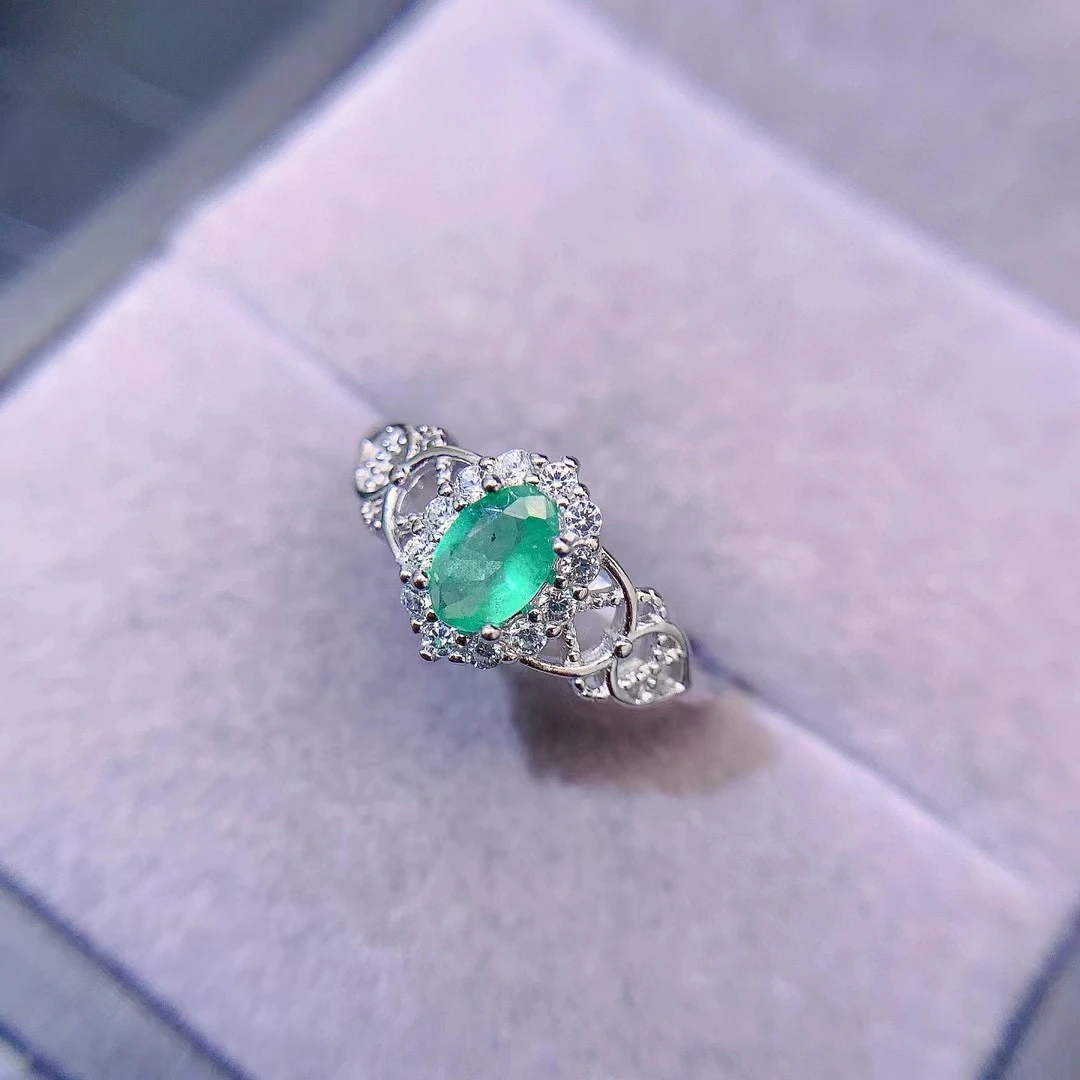 Женское кольцо из серебра 925 пробы с изумрудом покрытием 18-каратного золота