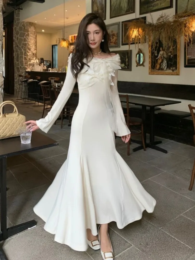 Женское облегающее платье с открытыми плечами длинное белое винтажное вырезом