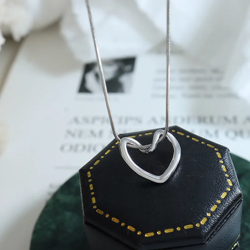 Купи Amaiyllis Trendy Niche Hollow Heart-Shaped Snake Chain Clavicle Chain Necklace Personalized Necklace Titanium Steel Jewelry за 272 рублей в магазине AliExpress