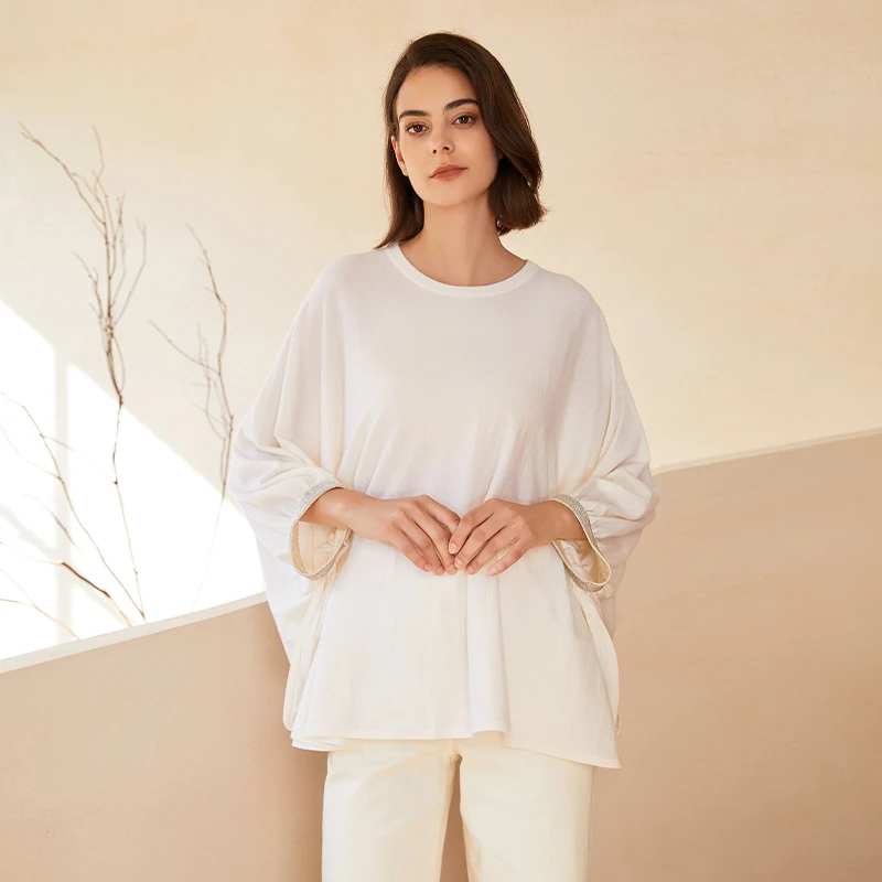 Женский свитер оверсайз с рукавами летучая мышь