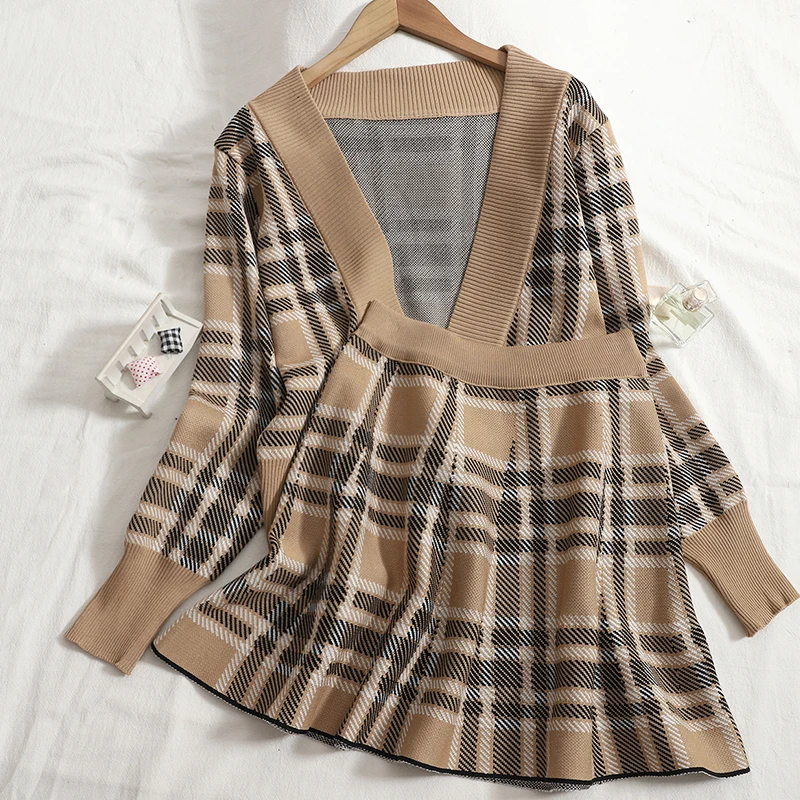 Женский трикотажный костюм из двух предметов короткий свитер с V-образным