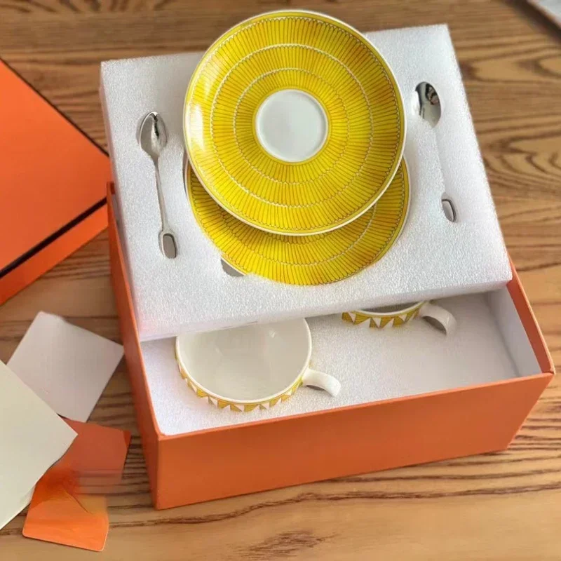 Набор кофейных чашек и тарелок желтого цвета премиум-класса в европейском стиле