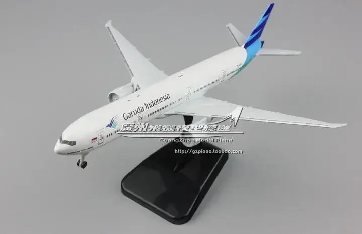 19 см Коллекционная модель самолета Indonesia Airways 777-300ER Модель из сплава литая под