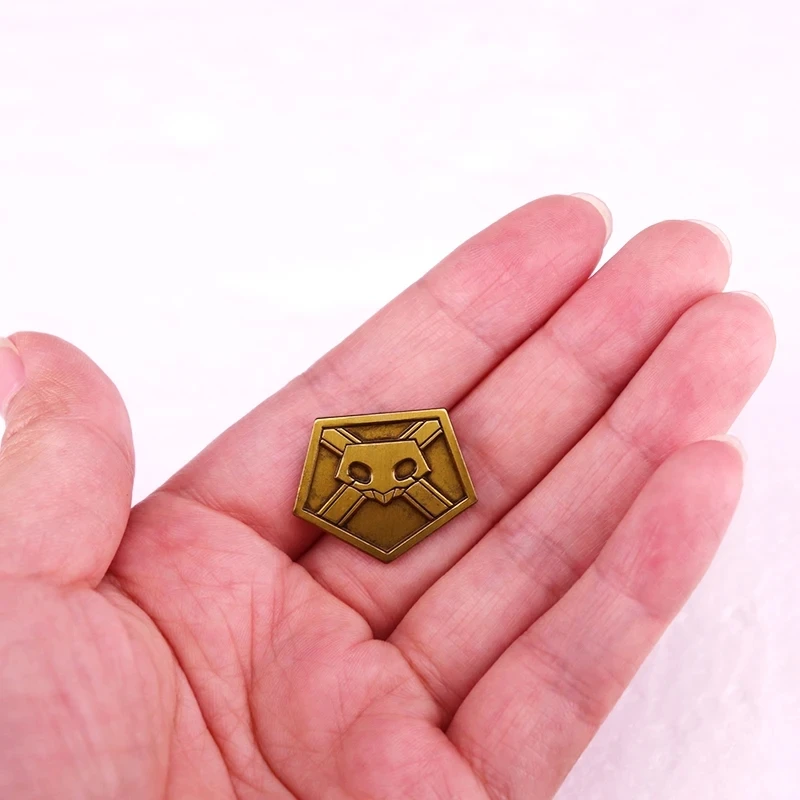 Эмалированная брошь в виде сердца