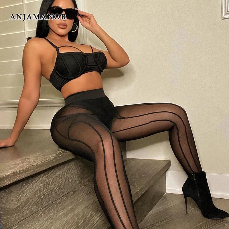 

Женский комплект из леггинсов и укороченного топа, черного или белого цвета