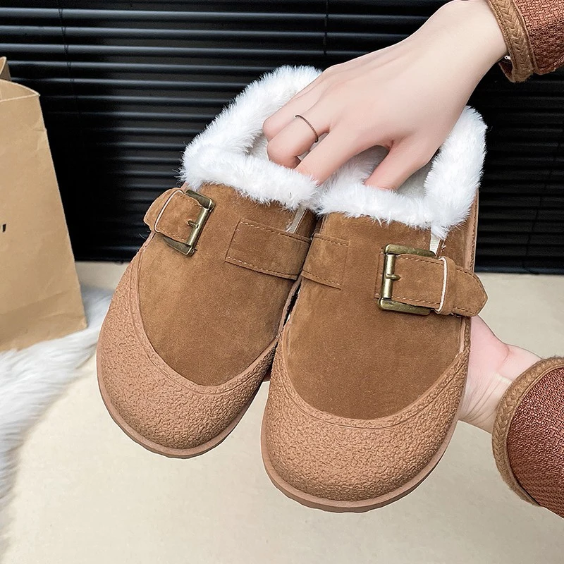 Женские замшевые шлепанцы с мехом на плоской подошве