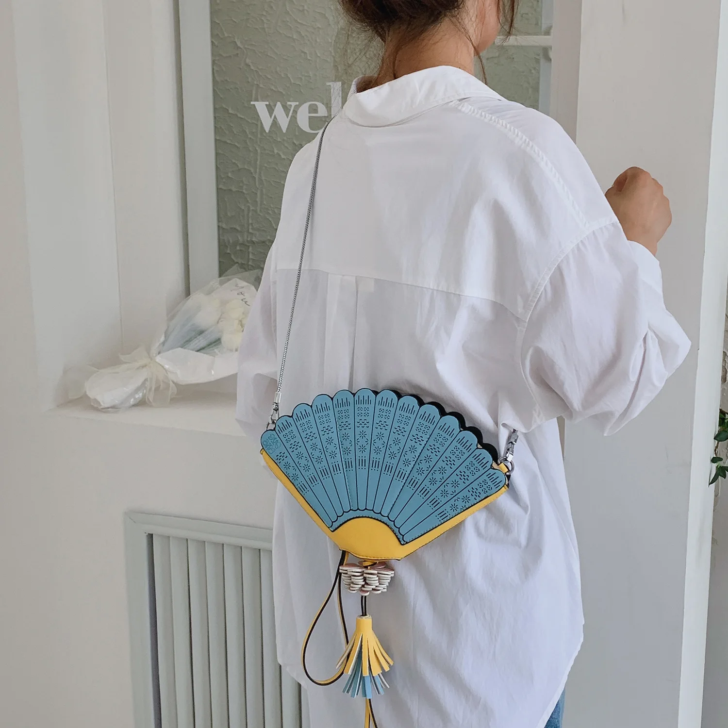 

Creative Fairy Flower Hollow Fan Bag Hand Bag Fashionable Personality Mobile Phone Bag 2022 New Luxury One-shoulder Diagonal Bag