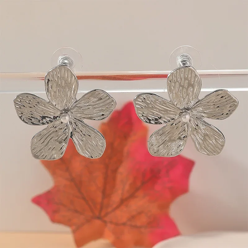 Винтажные большие серьги с металлической вставкой и жемчугом