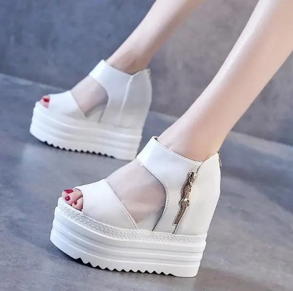 

Женские босоножки на высокой танкетке, европейские сандалии на толстой подошве, с открытым носком, крутая обувь для увеличения роста