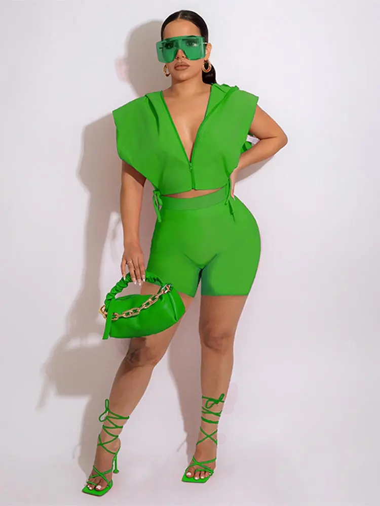 Женский комплект из двух предметов рубашка с капюшоном и шорты боковой завязкой