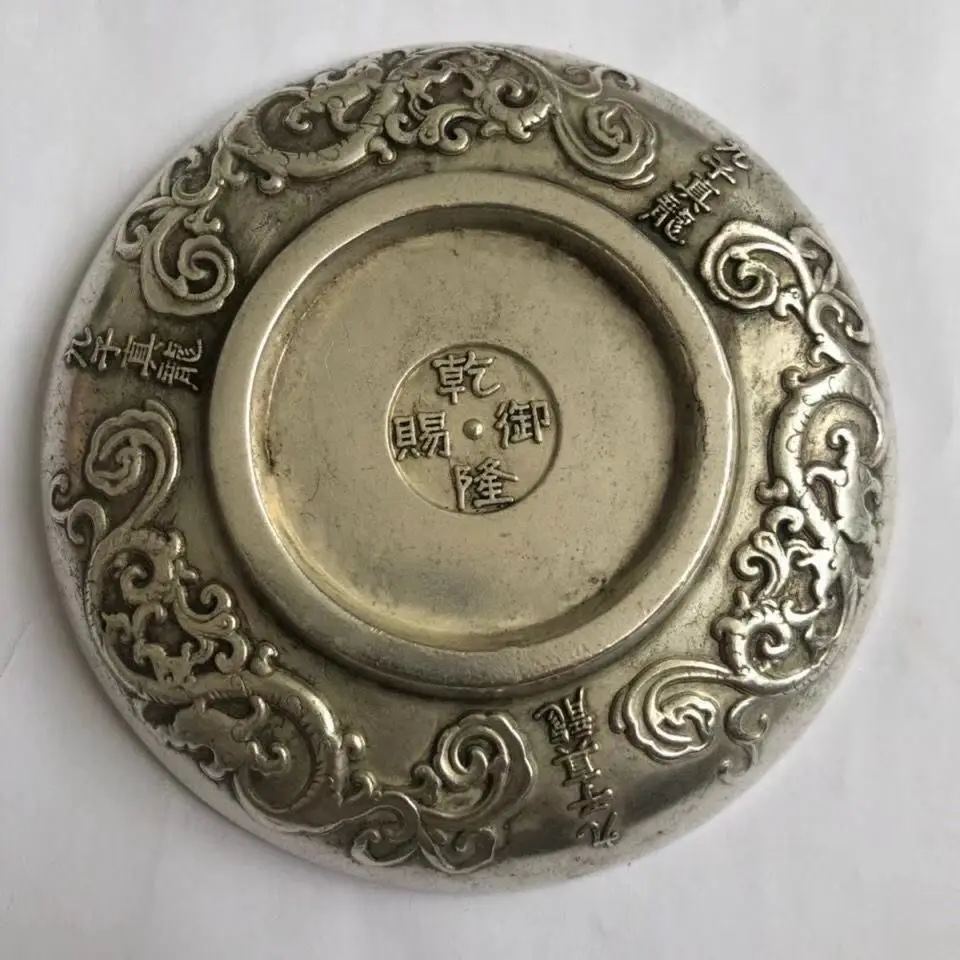 Тарелки с драконом и Фениксом собранные в сельской местности а имперские