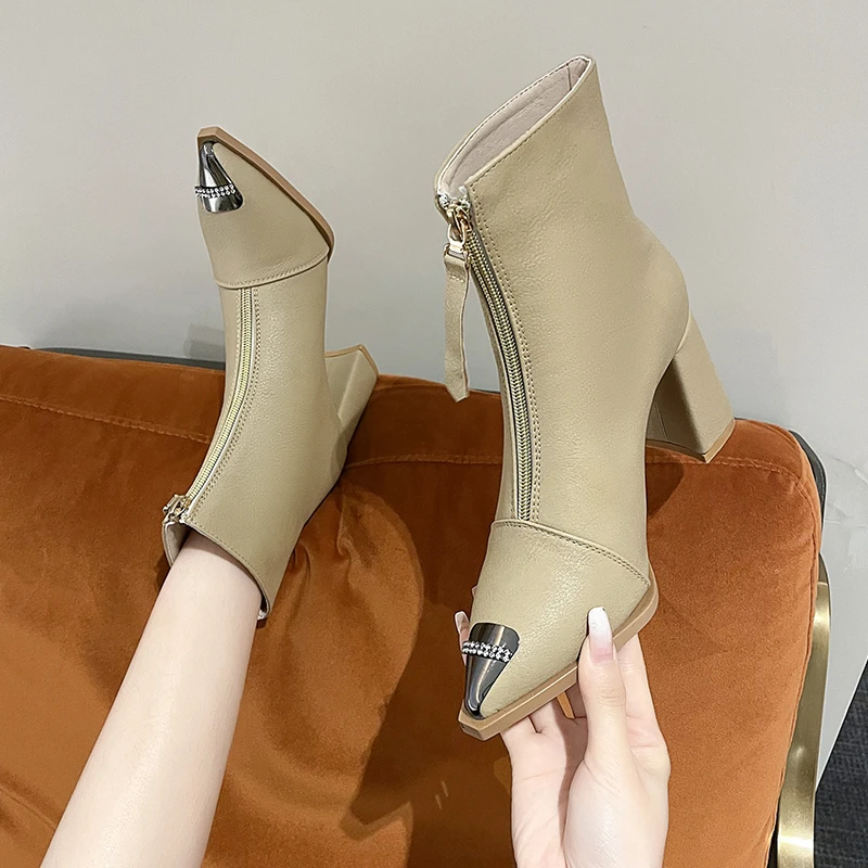 Разноцветные женские ботинки на среднем каблуке короткие ноги металлический