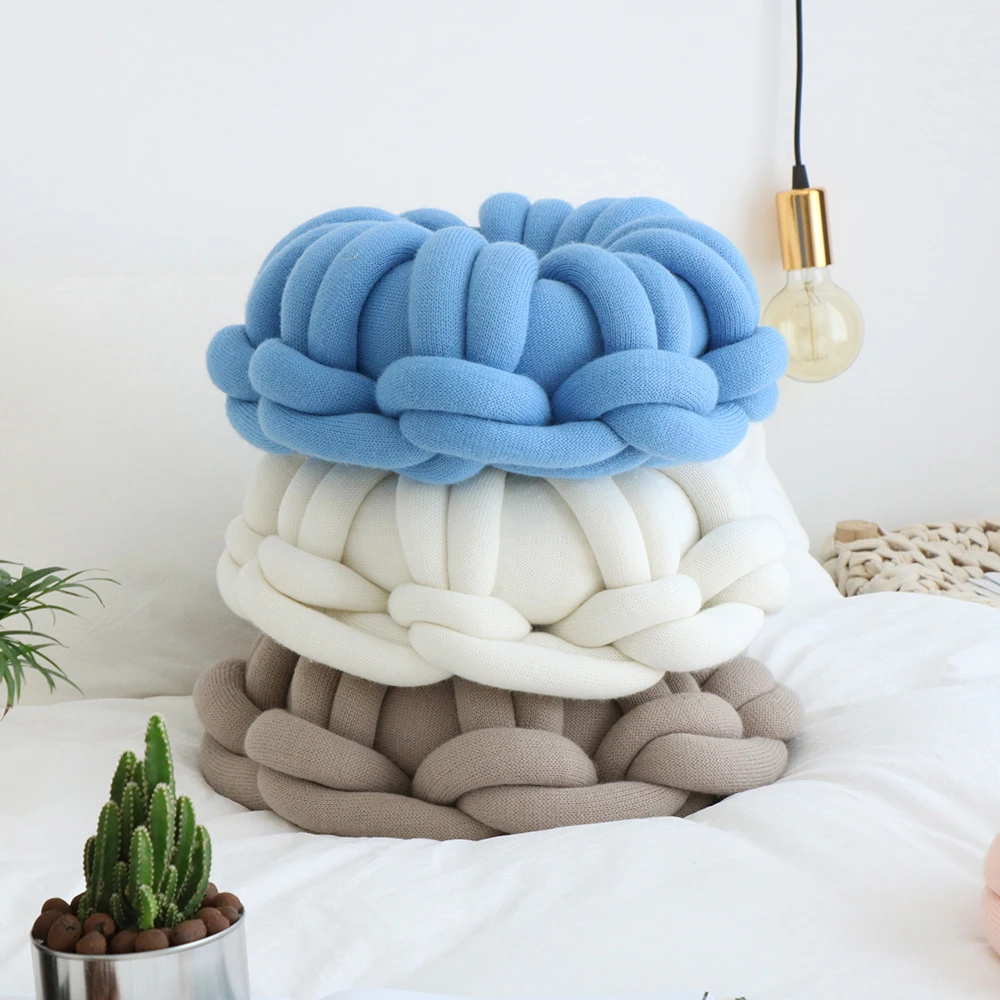 642. Подушка мохнатая бежевая. Ализе пуффи подушка. Кровать с подушками в изголовье. Подвесные подушки на спинку кровати.