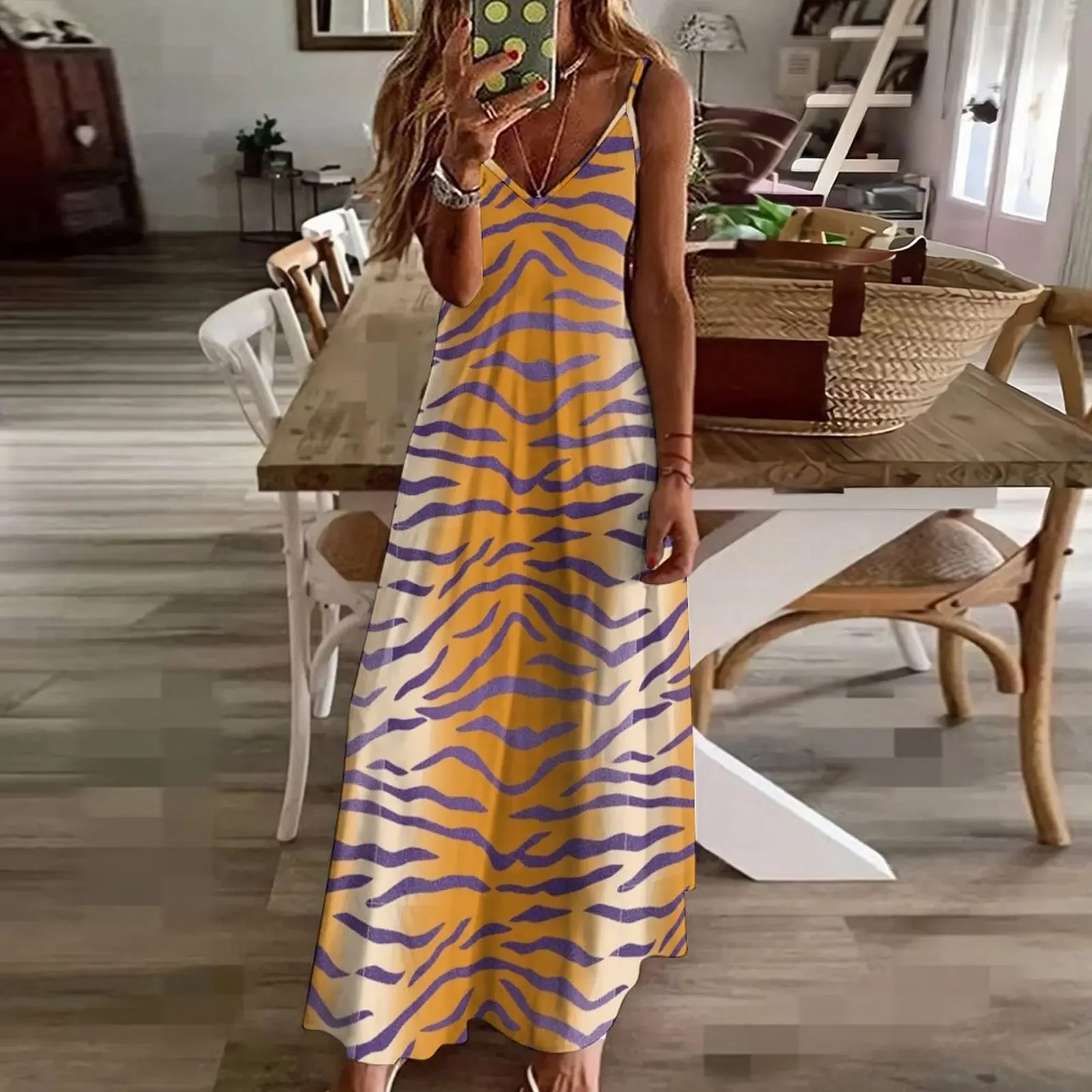 Женское длинное платье в полоску с тигровым принтом