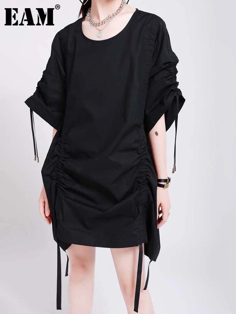 

[EAM] Women Black Drawstring Big Size Dress New Round Neck Short Sleeve Loose Fit Fashion Tide Spring Summer 2023 1DE9143