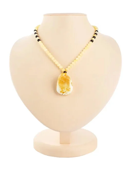 Эффектное колье с подвеской из натурального балтийского янтаря Лаура |