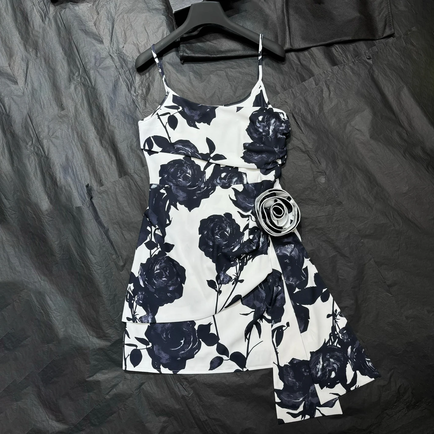 Женское летнее модное черно-белое платье NIGO с принтом роз и круглым вырезом на