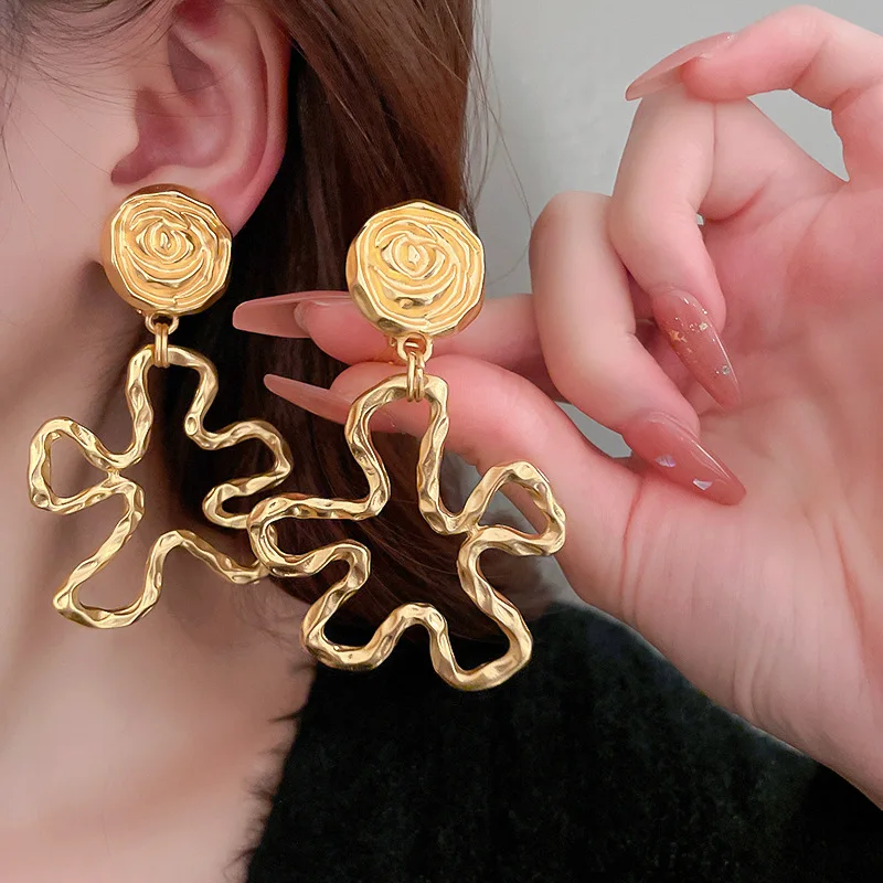

Hollow irregular metal flower ear clip personalized design exaggerated cool wind earless ear bone clip medieval earrings