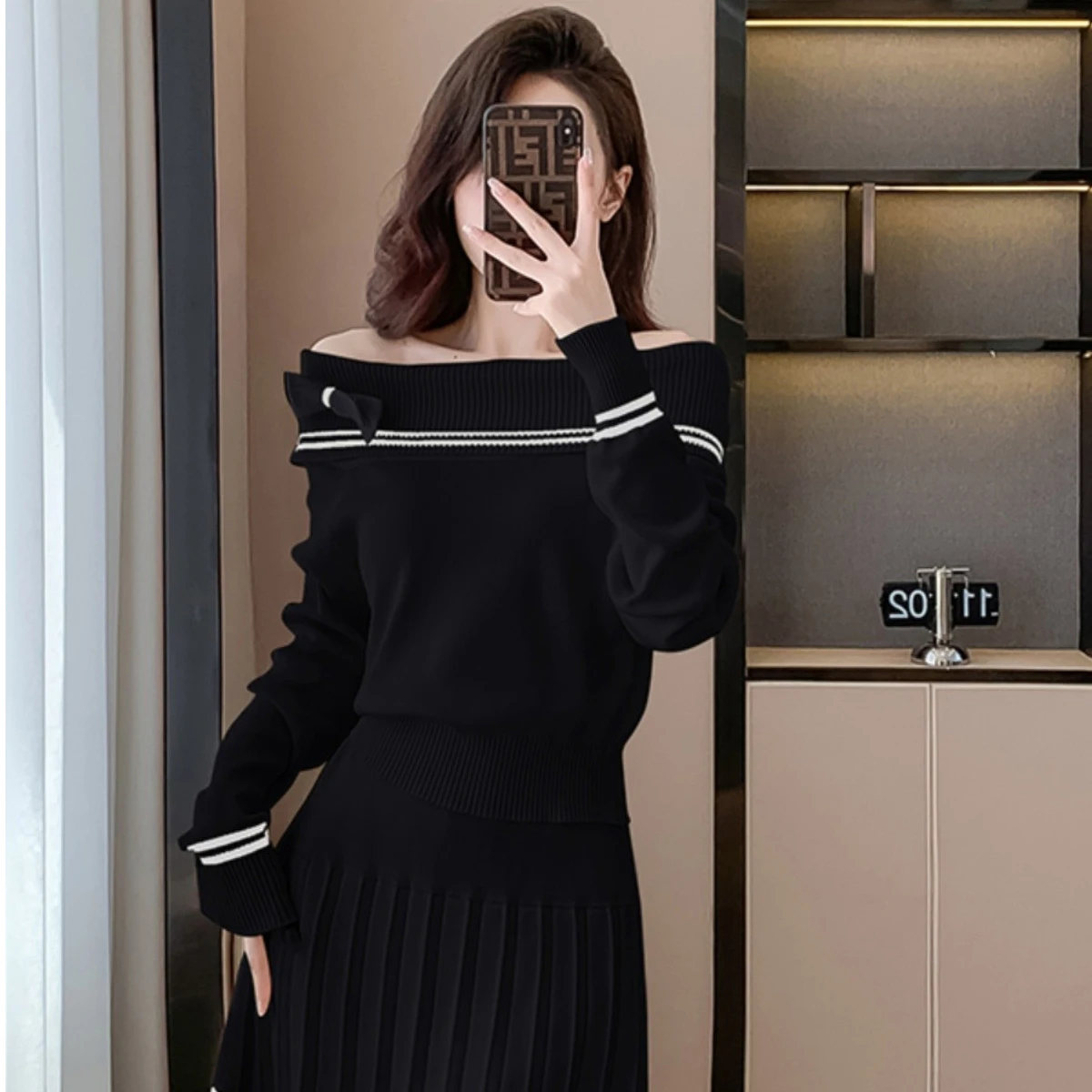 Женский трикотажный свитер с открытыми плечами и длинным рукавом