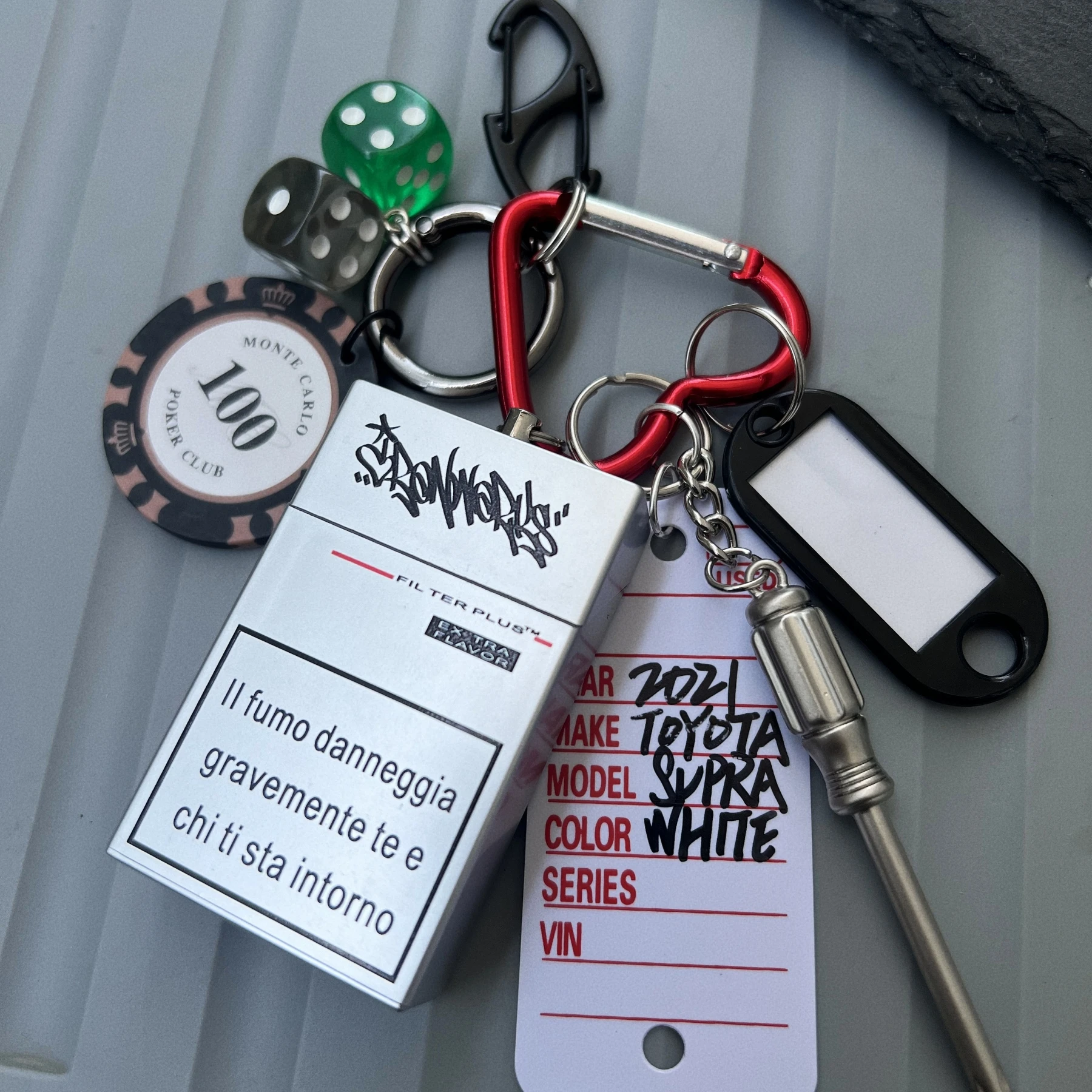 

Металлический брелок с граффити