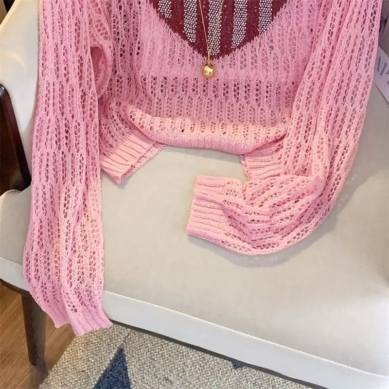 Женский трикотажный свитер с вырезами в форме сердца