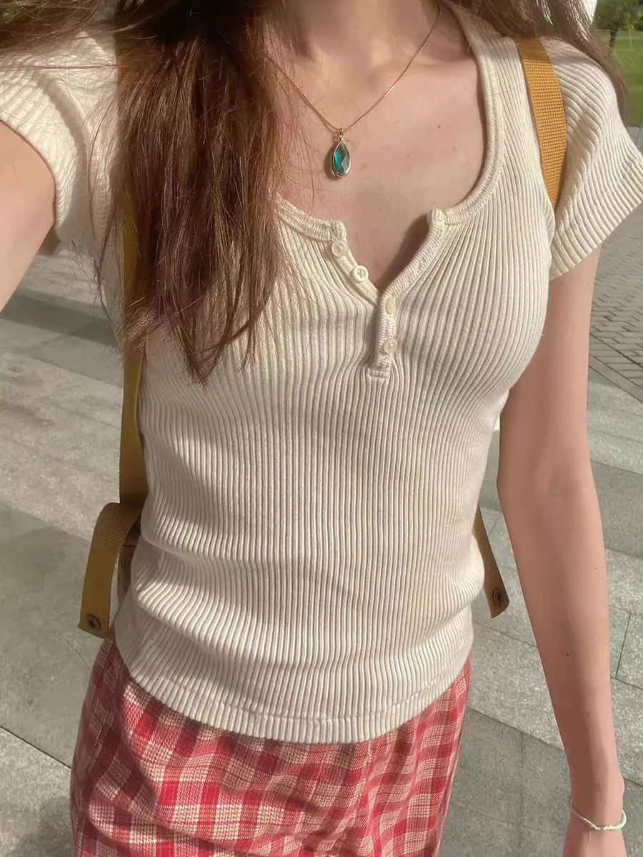 

American Beige Screw Thread Shirt Women 2023 Summer Round Neck Four Button Short Sleeve T-shirt Sweet Preppy Top Chic
