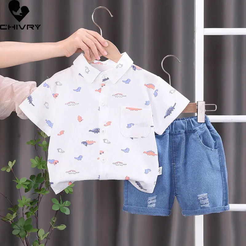 

Летний костюм для мальчиков, новинка 2023, модная рубашка с короткими рукавами и отворотами для маленьких мальчиков, с мультяшным динозавром и джинсовыми шортами, комплекты одежды