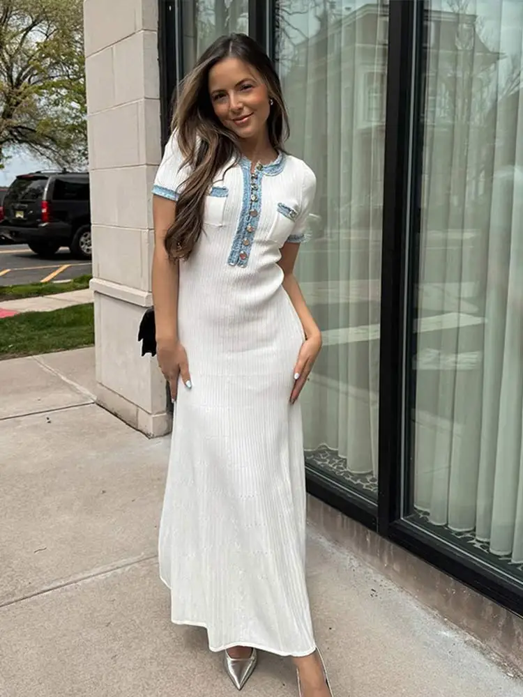 Женское джинсовое трикотажное платье с v-образным вырезом