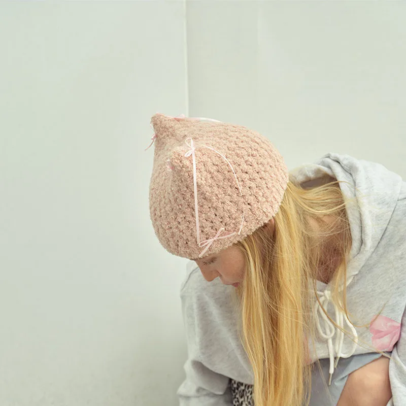 Шерстяная шапка с кошачьими ушками и бантом вязаная ручной работы зимняя