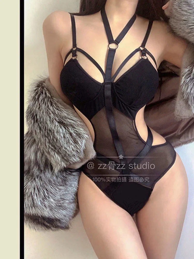 

Сетчатые милые Новые лоскутные прозрачные сексуальные комбинезоны с лямкой на шее и глубоким вырезом Модные кружевные милые женские боди ...