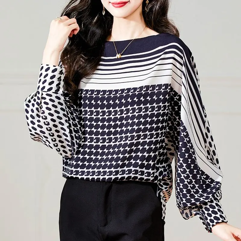 Женский свободный топ с воротником-лодочкой