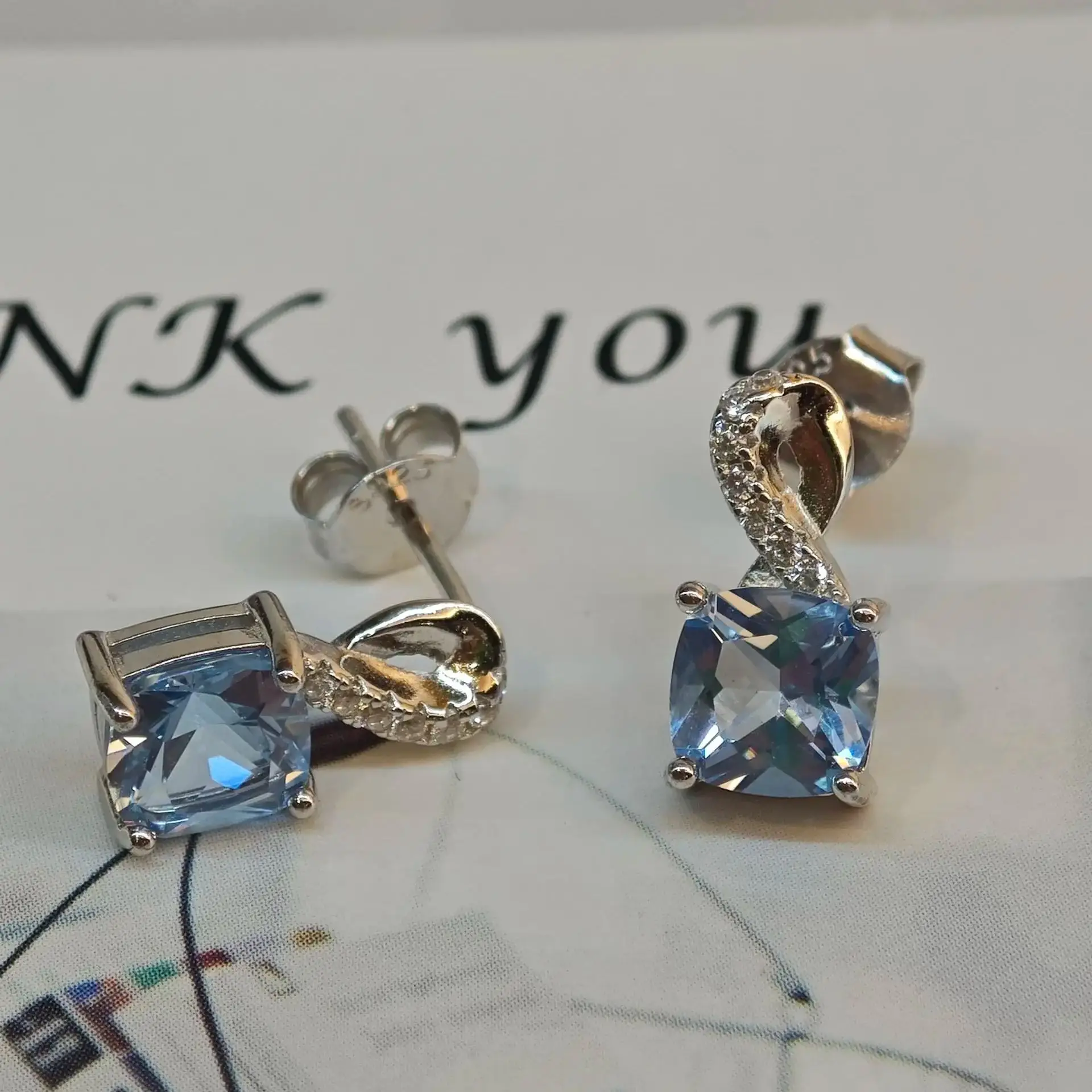 Серьги-гвоздики с голубым топазом 6 х6 мм