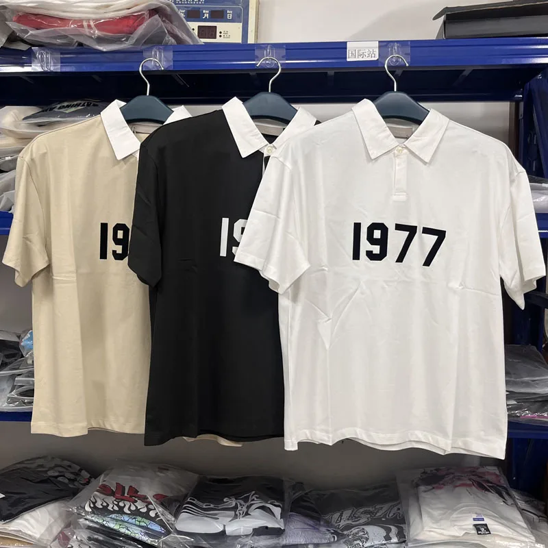

1977 Базовые Футболки с лацканами, топ с коротким рукавом, футболка, реальная фотография, классическая 3D футболка с Флокированным принтом логотипа, необходимая футболка для мужчин и женщин