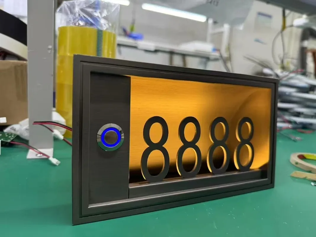 Современная светящаяся табличка на дверь отеляапартаментов с LED-индикацией номеров, кнопкой DND и настраиваемым сенсорным экраном (art.: 3920da2eb57d7) - 3920da2eb57d7